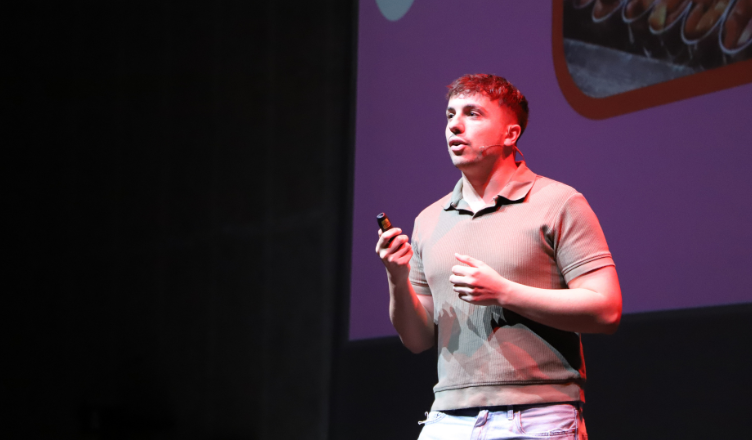 El emprendedor cordobés Alejandro Fernández, alumni de la Universidad Loyola, incluido en la lista Forbes Business Pride Leaders 2026